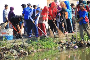 Akhir Pekan Bersama Masyarakat Bersihkan Perumahan Nelayan Indah