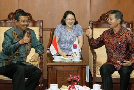 Lantunkan 'Hati Yang Luka', Ini Komentar Dubes Korea untuk Gubernur Sumut