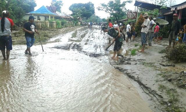 Banjir Lahar Dingin Sinabung Lumpuhkan Jalan Lintas Kecamatan di Tanah Karo