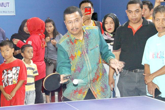 Gubernur Erry Main Tenis Meja, Lawan Kerepotan Mengembalikan Bola