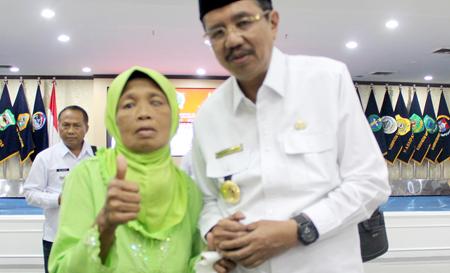 Tangisan Wartinah Saat Menerima Bantuan Rumah