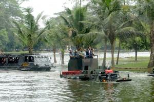 Serda Melysa Situmorang dan Lutfiah Kendarai Anoa Amphibi yang Ditumpangi Presiden Jokowi