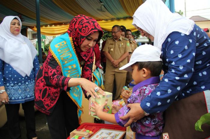 Lagi, Bunda PAUD Serahkan Bantuan APE Untuk Anak PAUD dan TK