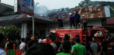 Kantor Camat Batang Angkola Terbakar, Masyarakat Kecewa Damkar Tapsel