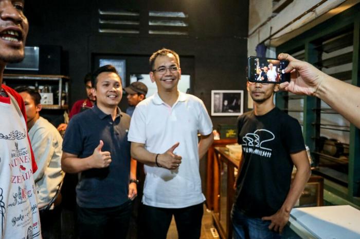 Ini Ekspresi Sihar Sitorus Saat Foto Bersama Penikmat Kopi