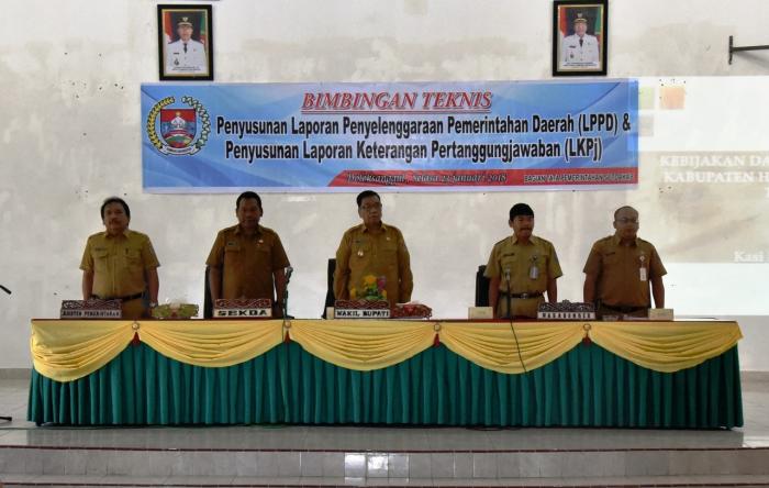 Wakil Bupati Humbang Hasundutan membuka Bimtek Penyusunan LPPD dan LKPj Tahun 2017