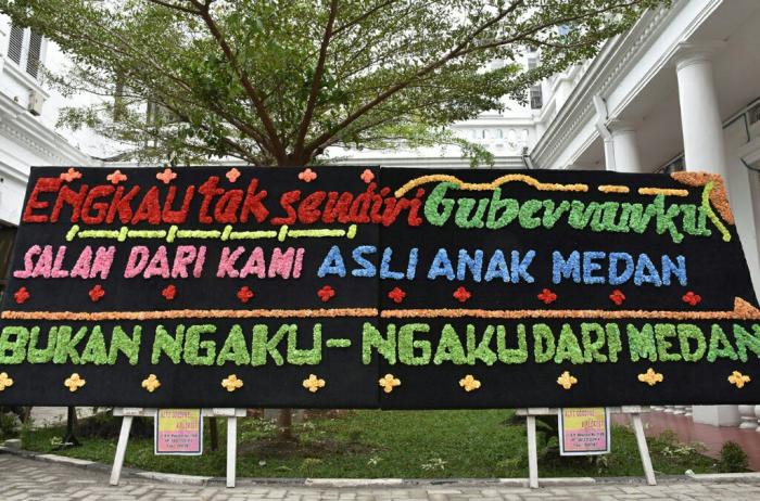 Papan Bunga Simpatik untuk Tengku Erry Terus Banjiri Kantor Gubernur