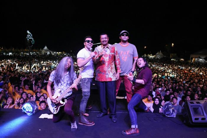 Tengku Erry, Band Naif dan Ribuan Penonton Meriahkan FOS-9