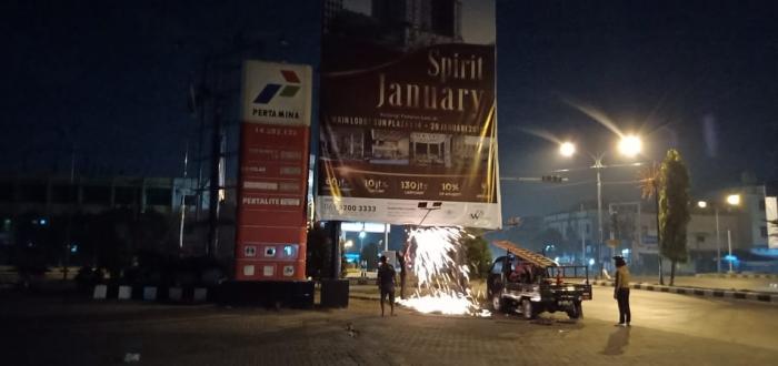 Papan Reklame Bermasalah di Jalan Krakatau Dibongkar