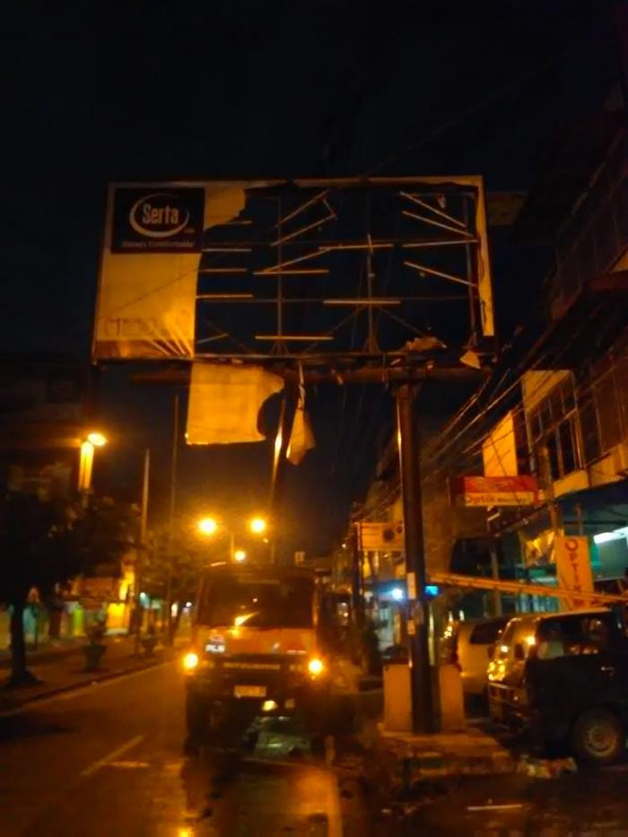 Tim Gabungan Tertibkan 22 Unit Papan Reklame Bermasalah