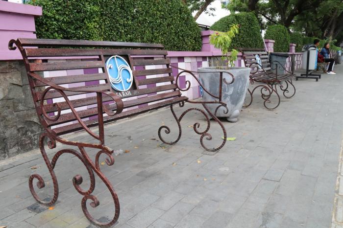Besi Tempat Duduk Depan Merdeka Walk Berhilangan