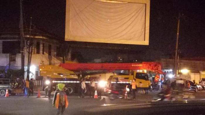 Giliran Baliho Bermasalah Yang Dibongkar