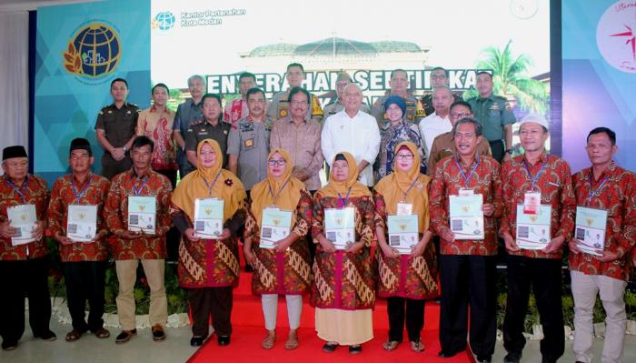 Menteri Agraria & Wali Kota Serahkan 500 Sertifikat Tanah Gratis