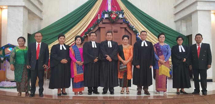 Nyanyikan Lagu Hidup Ini Adalah Kesempatan Pdt. Maulinus UW Siregar Buat Jemaat HKBP Tanjung Sari Terharu