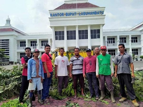 Pemkab Labuhanbatu Tata Taman Perkantoran