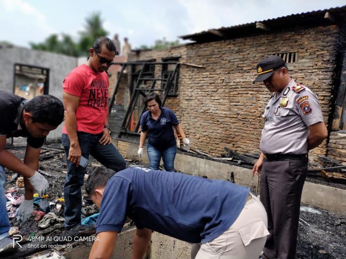 Kapolsek Bilah Hilir Bersama Team LABFOR POLRI Olah TKP Kebakaran Rumah