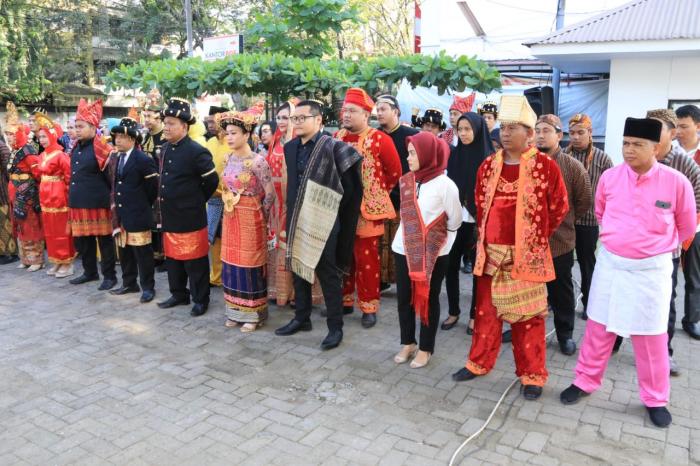 Apel Perdana Tahun 2020 Dinas Pariwisata Diwarnai Beragam Pakaian Adat