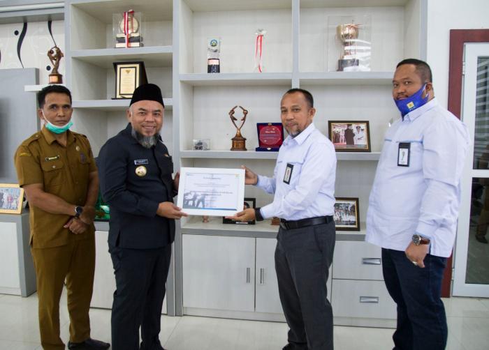 Pemkab Labuhanbatu  Menerima Rewads Dari PT.PLN UP.3 Rantauprapat