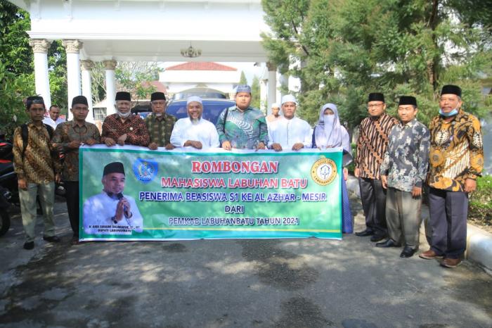 Bupati Labuhanbatu Serahkan Bea Siswa SI Kepada Tiga Putra-putri Terbaik Labuhanbatu