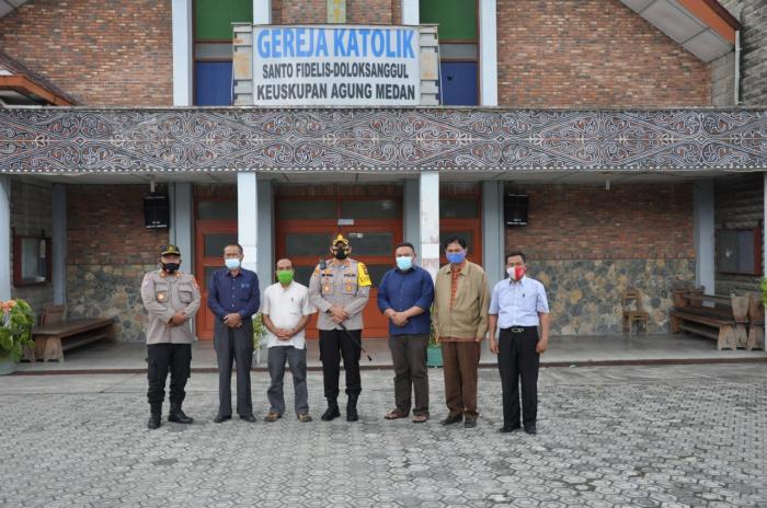 Polres Humbang Hasundutan Bagi Masker Untuk Warga