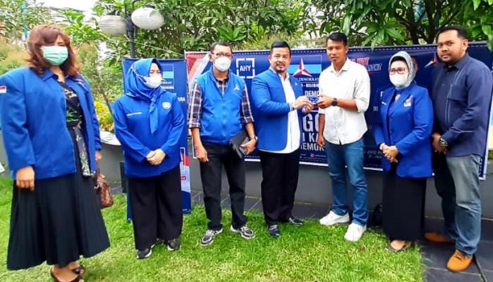 Terima KTA, Mantan Pemain PSMS Saktiawan Sinaga Jadi Kader Partai Demokrat