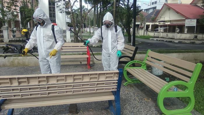 Brimob Sumut Lakukan Penyemprotan Disinfektan di Taman Gajah Mada Medan