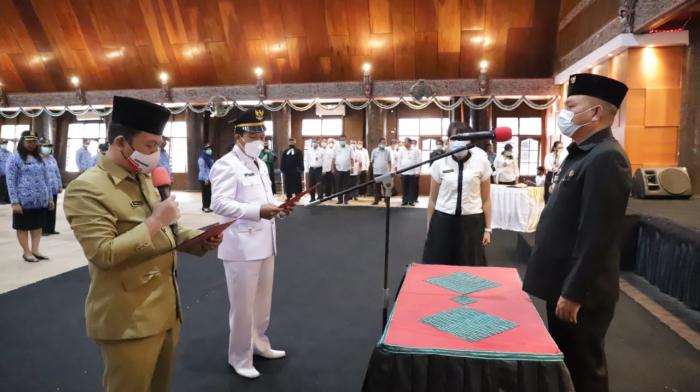 Ambil Sumpah-Janji 119 Pejabat, Bupati Taput Tekankan 'Team Work' dan Komunikasi