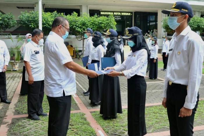 Plt Wali Kota Medan Serahkan 190 SK CPNS
