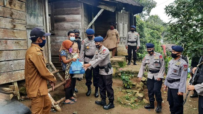 Peduli Warga Terdampak Covid-19, Batalyon C Pelopor Sumut Bagikan Paket Sembako