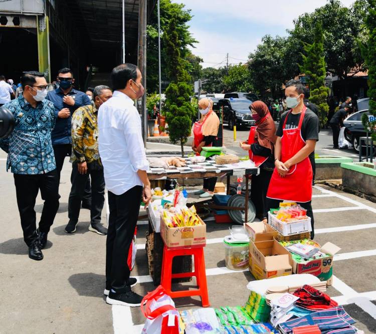 Presiden Jokowi Berikan Bantuan untuk Pedagang di Pasar Sederhana