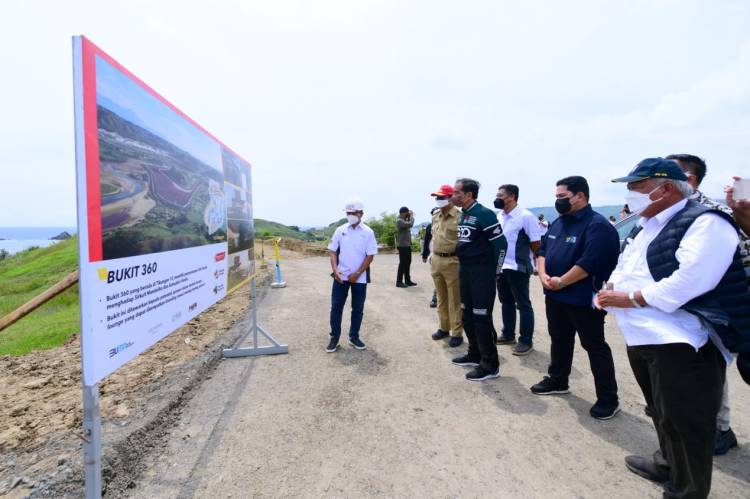 Saat Presiden dan Ibu Iriana Menikmati Pemandangan dari Bukit 360