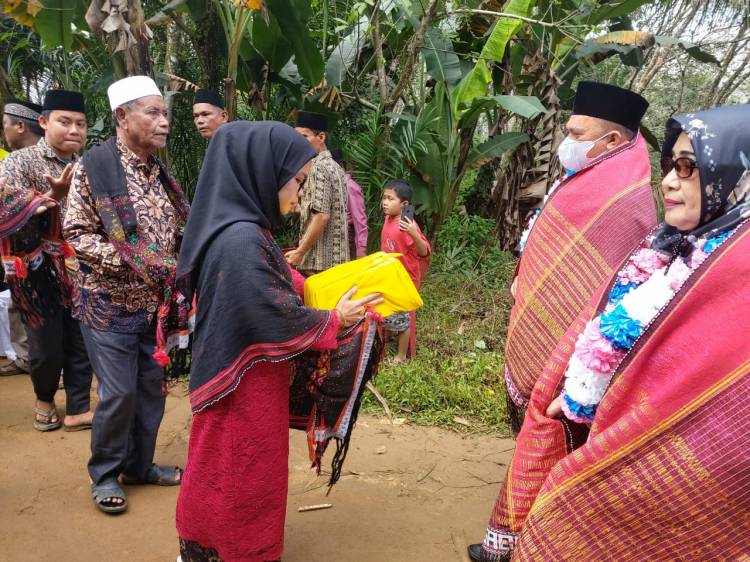 Bupati dan Wakil Bupati Labuhanbatu Terima Upa-upa Dari Masyarakat Bandar Kumbul