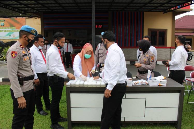 Usai Apel Pagi, Perwira dan Bintara Tes Urine Dadakan