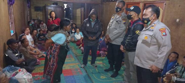 Pasca Ditemukannya Jatoba Nadeak, Kapolsek Pollung Berikan Tali Asih Kepada Keluarga