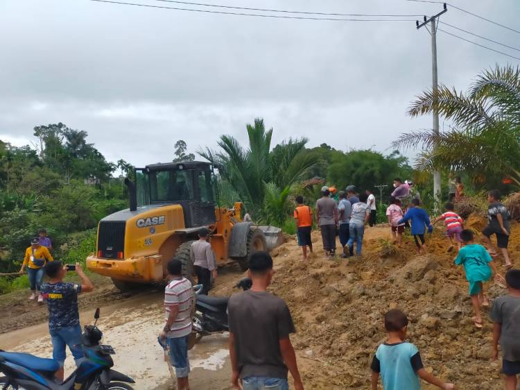 Tanggap Bencana, Kapolsek Pakkat Bersama Anggota Bantu Masyarakat Di Lokasi Tanah Longsonsor