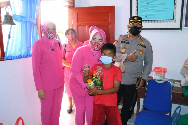 Kapolres Humbahas Bersama Ketua Bhayangkari Cabang Humbahas Cek Vaksinasi Anak Usia 6 s/d 11 Tahun