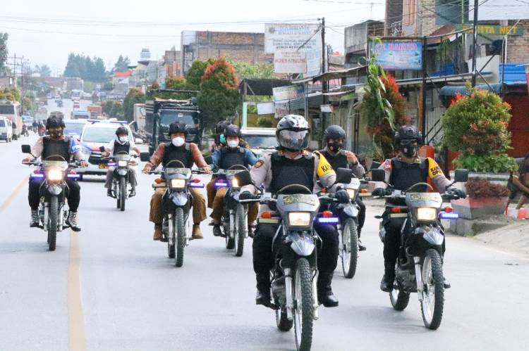 Kapolres Humbang Hasundutan Monitoring Pelaksanaan Vaksinasi Anak Usia 6 s/d 11 Tahun di Tiga Lokasi Menggunakan Sepeda Motor