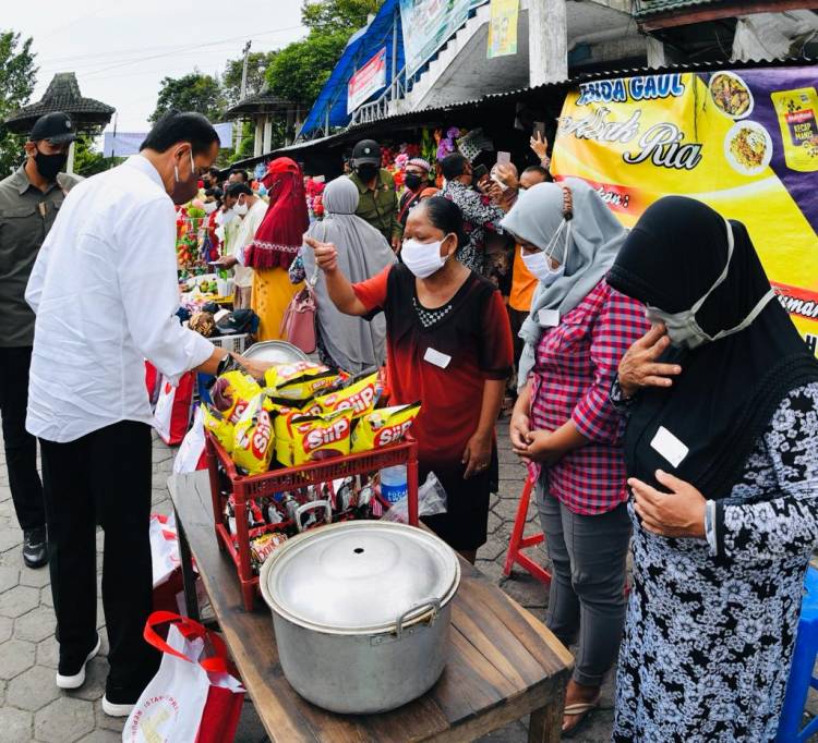 Kunjungi Pasar Purwodadi, Presiden Ingatkan Jalankan Protokol Kesehatan