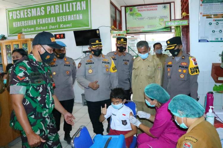 Kunjungan Kerja Kapolres Humbang Hasundutan ke Polsek Parlilitan, Sekaligus Cek Giat Vaksin Anak Usia 6 - 11 Tahun