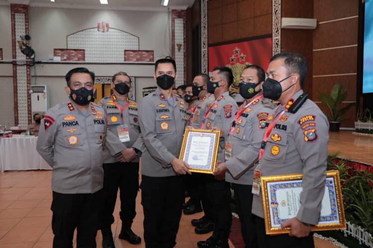 Kapolda Sumut Berikan Piagam Penghargaan Kepada Kapolres Humbang Hasundutan