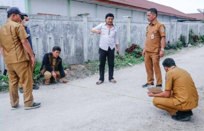Inspektorat Cek Pekerjaan Lapen Jalan Pancasila Lintongnihuta Humbahas