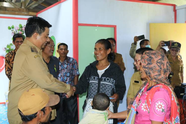 Bupati Samosir Lansung Meninjau Program Bunga Desa Di Saornauli Masyarakat Desa Saornauli