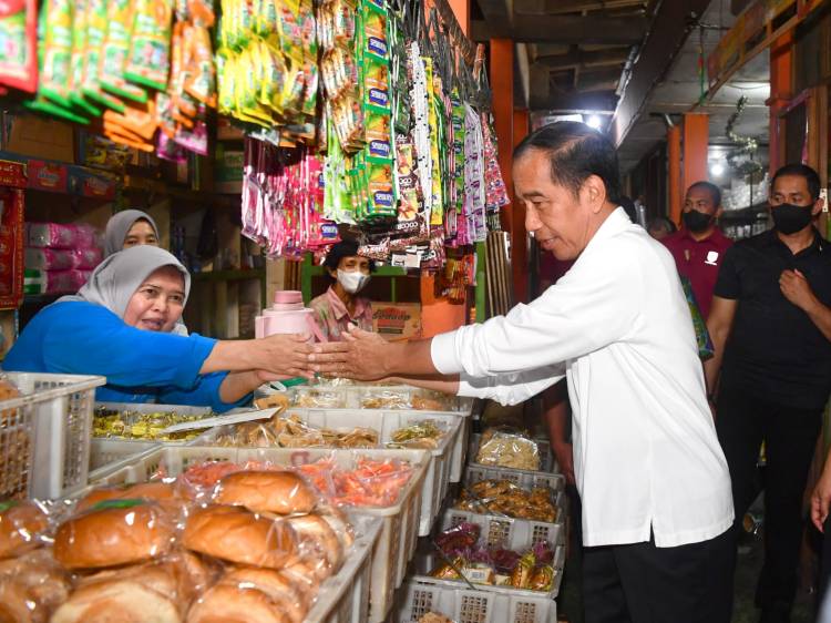 Presiden Jokowi Tinjau Aktivitas Perdagangan di Pasar Sentul