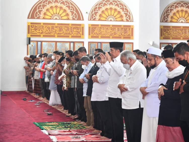 Presiden Jokowi Salat Jumat dan Resmikan Penataan Kawasan Masjid Ahmad Yani Kota Manado
