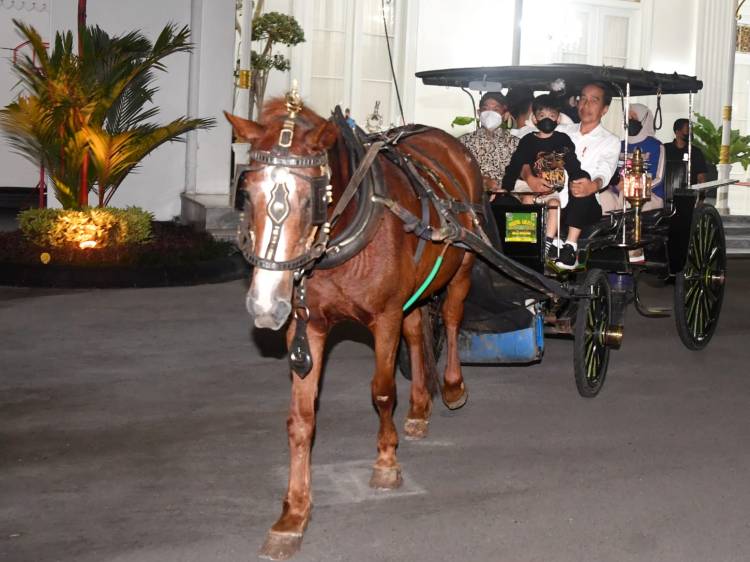 Nikmati Sabtu Malam, Presiden Jokowi Bersama Keluarga Naik Andong di Malioboro