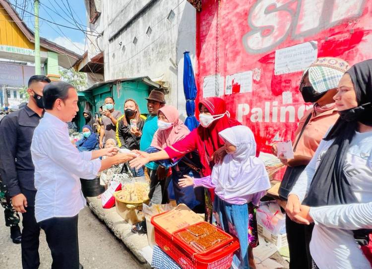 Presiden Jokowi Tinjau Aktivitas Pasar Bunda Sri Mersing di Dumai