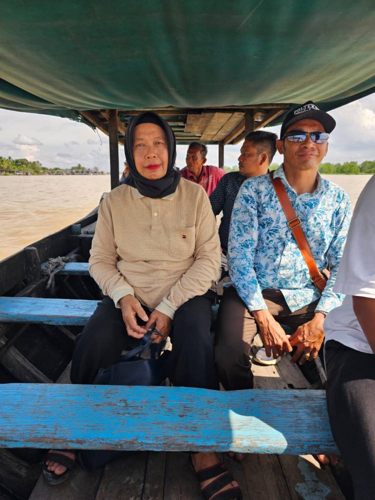 Hj.Nurmalia Spd Caleg Dapil 2 Partai Perindo Peduli Banjir di Kampungnya