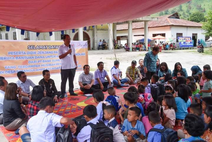 Bupati Humbahas Serahkan Bantuan Keperluan Sekolah,  Terdampak Bencana Alam Di Desa Simangulampe