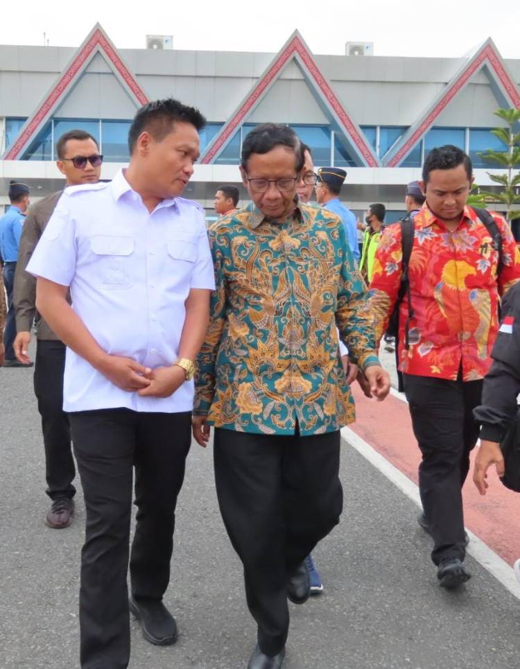 Ketua DPC PDI Perjuangan Humbang Hasundutan, Dr.Oloan Paniaran Nababan, S.H,M.H, Sambut Kedatangan Cawapres Mahfud.MD & Rombongan
