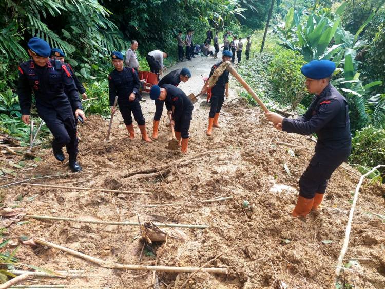 Tanggap, Personil Brimob Sumut Bersama Masyarakat Evakuasi Tanah Longsor di Desa Onowaembo Gunungsitoli